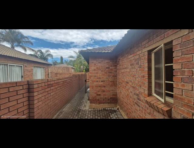 3 BEDROOM TOWNHOUSE FOR SALE IN HEUWELSIG ESTATE